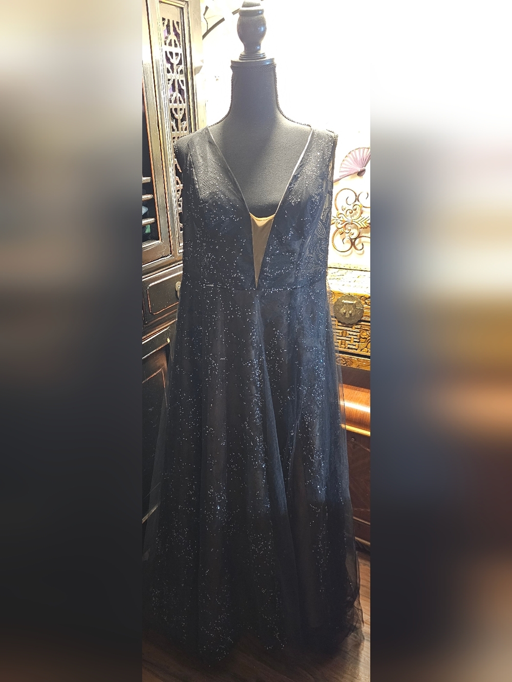 GALINA SIGNATURE Black Sparkle V-Neck A-Line Prom Dress. Very Beautiful! Size 16